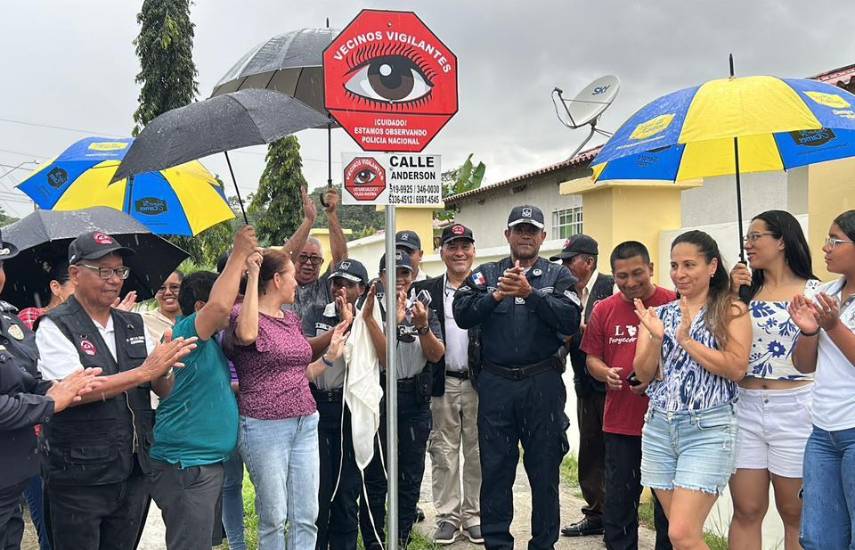 Cortesía | Moradores de una barriada inaugurando un programa de Vecinos Vigilantes.