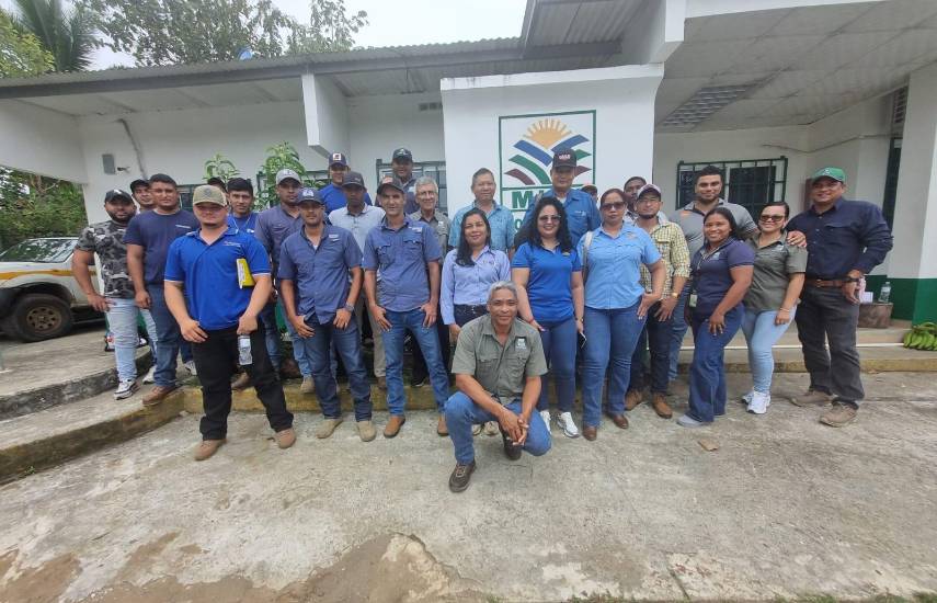 Cortesía | Dueños y administradores de comercios agropecuarios.