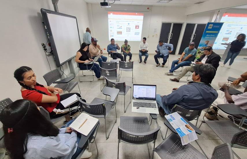 Productores y autoridades analizan condiciones climáticas en Mesa Técnica Agroclimática en Coclé