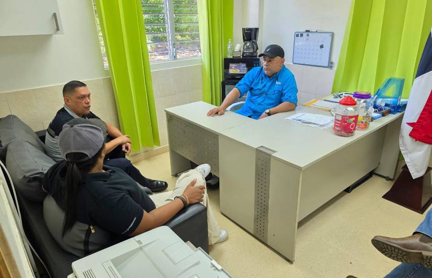 ML | Personal de la Policía Nacional en el centro de salud de Veracruz.