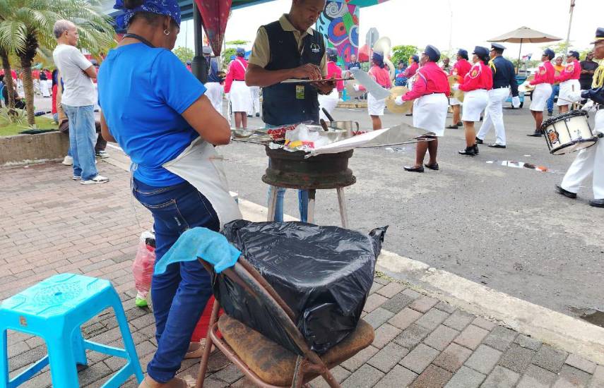 Minsa inspecciona puestos de comida en la ruta del desfile en Colón