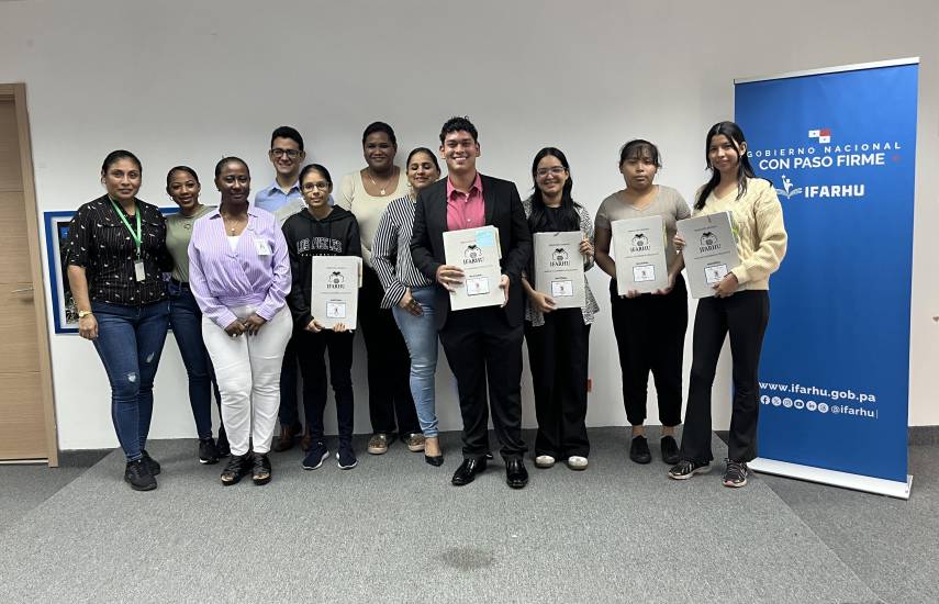 ML | Estudiantes beneficiados por el Concurso Nacional de Oratoria.