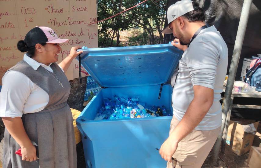 ML | Inspeccionan un cooler con agua y jugos.