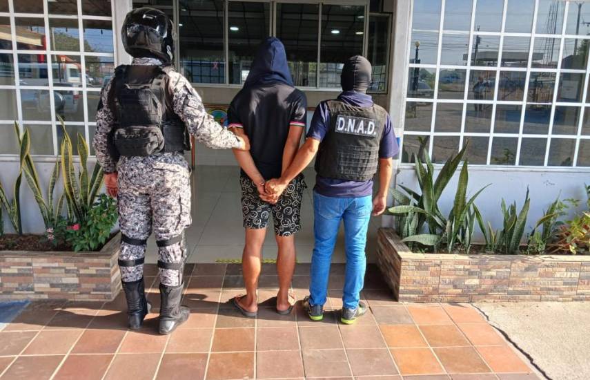 Policía aprehende a una persona con presunta droga en un allanamiento