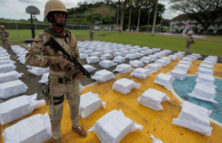 AFP | Un miembro de los estamento de seguridad custodiando gran cantidad de sustancia ilícita decomisada en territorio panameño.