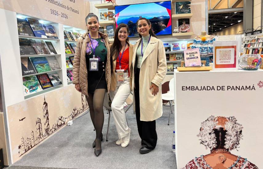 Las tres autoras en el puesto de la Embajada de Panamá en la Feria Internacional del Libro de Bogotá.
