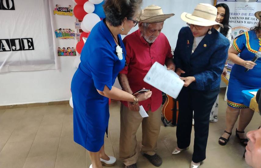 Un grupo de adultos mayores aprende a leer y escribir