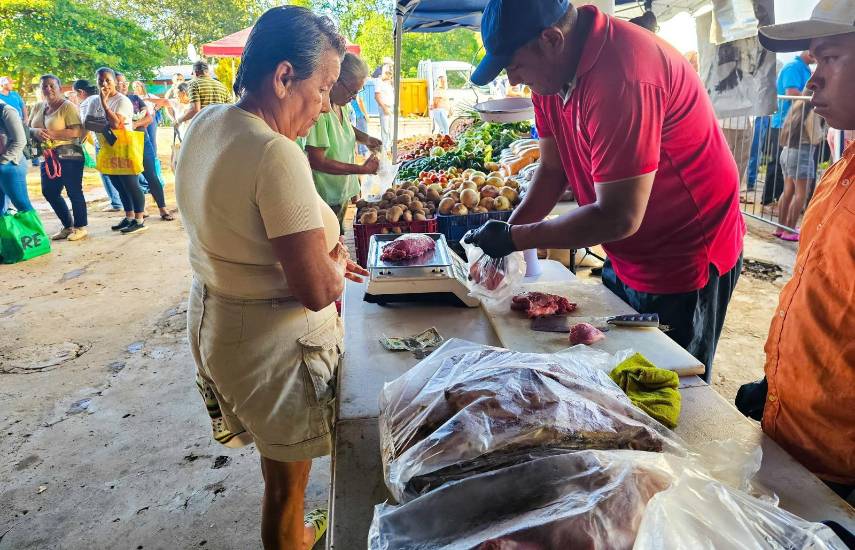 ML | Una Agroferia del IMA en el corregimiento de El Calabacito de Los Pozos.
