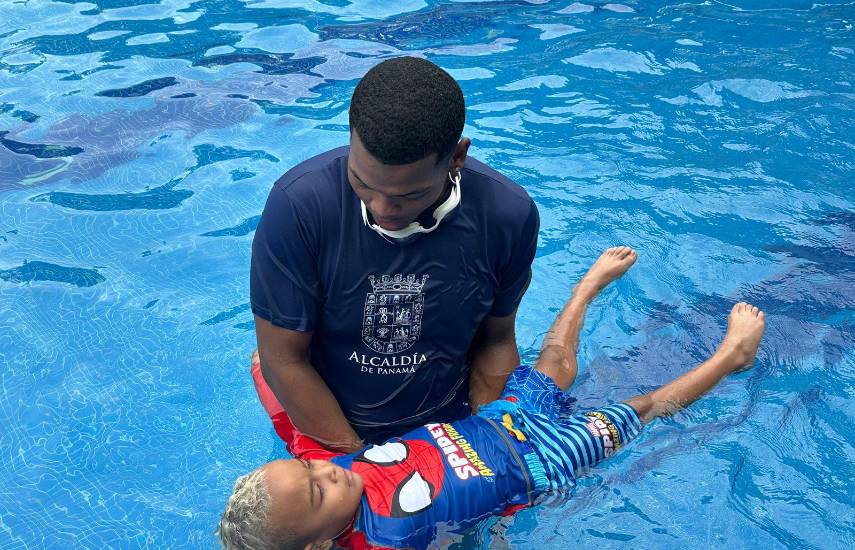 “Verano que Brilla” ofrece clases de natación para personas con discapacidad