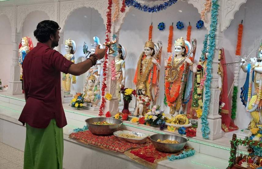 ML | El padre del Templo Hindú Dipak Balyogi, realizando una ceremonia por el cumpleaños de una reencarnación de Vishnu.