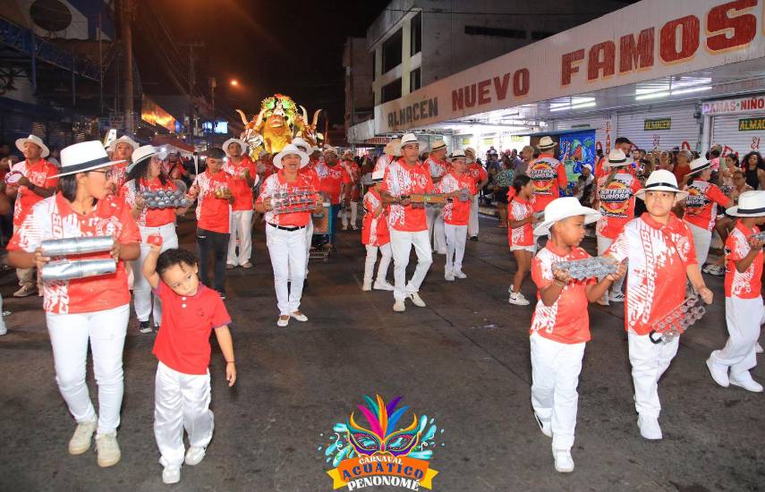 ML | Los miembros de una comparsa participan de un desfile.