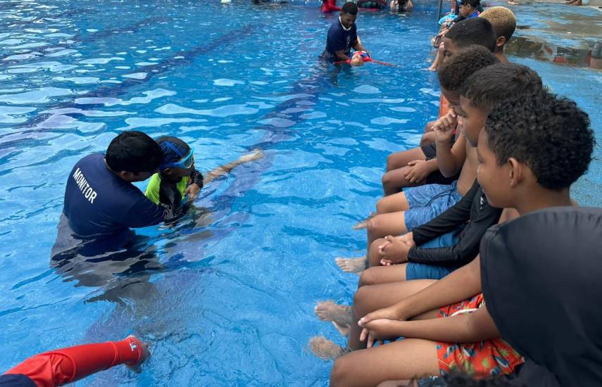 “Verano que Brilla” ofrece clases de natación para personas con discapacidad