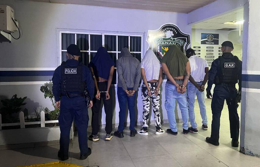 Tras persecución, la Policía detiene a 5 personas e incauta dos armas de fuego