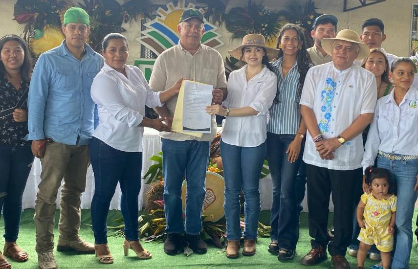 ML | El ministro del MIDA, Roberto Linares, entrega reconocimiento a los productores.