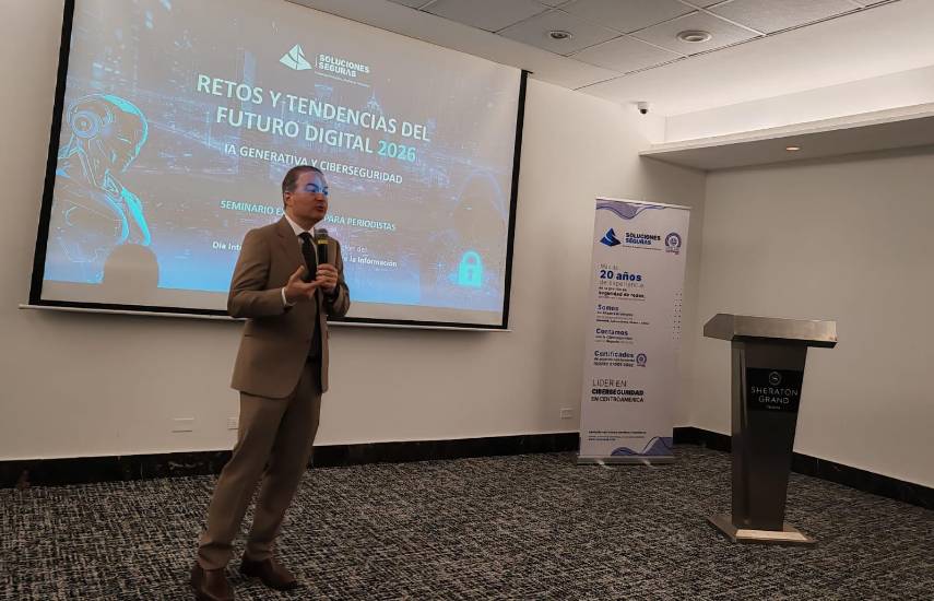 Cortesía | Eli Faskha, experto en ciberseguridad durante el conversatorio.