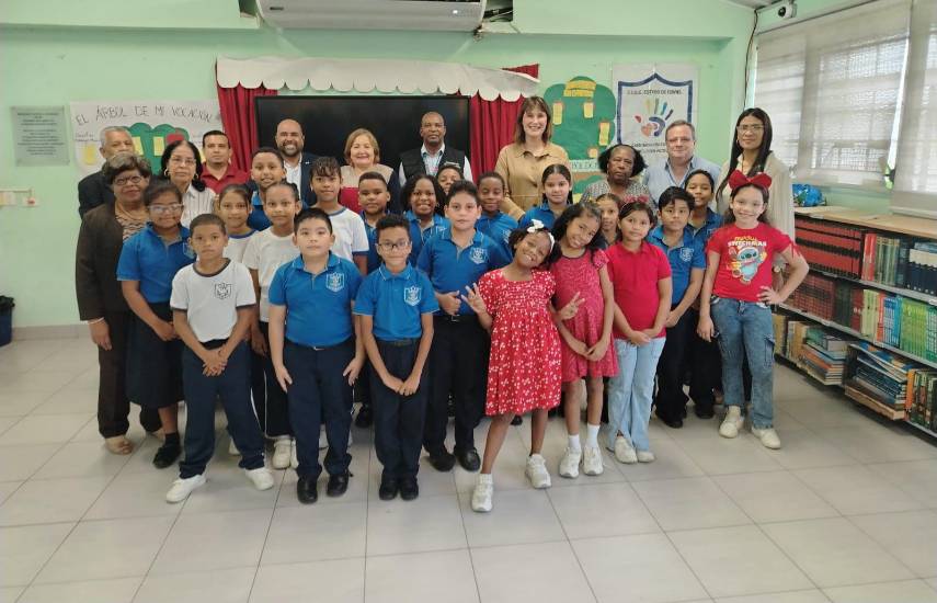 Embajada de Israel entrega herramientas tecnológicas a escuela en San Miguelito