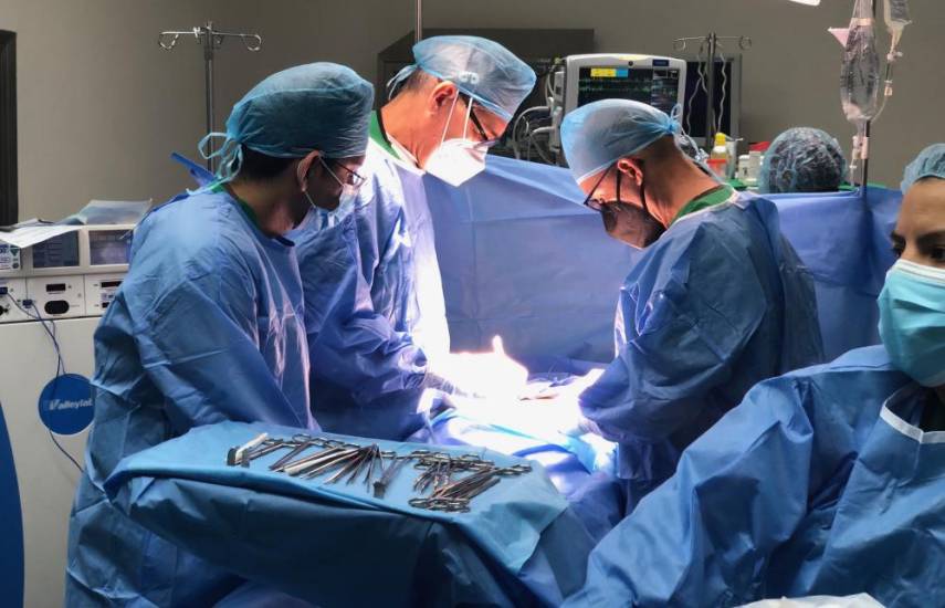 ML | Especialistas realizan cirugía a un paciente.
