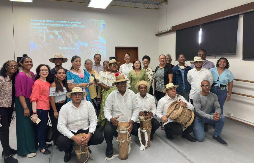La cultora Haydeé Marlene Cantillo De León en la presentación de su trabajo de grado titulado “Ejecución del canto y baile del tambor con almirez en el distrito de Antón Cabecera”.