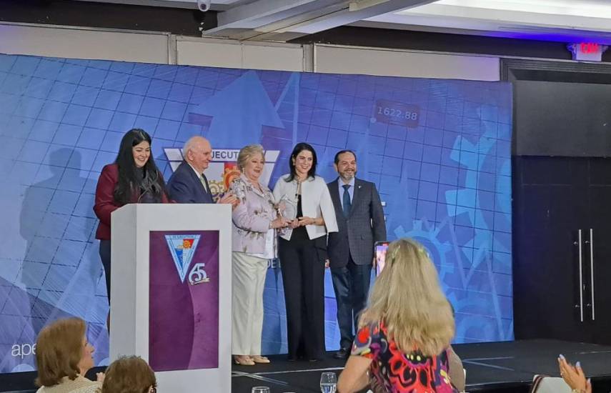 APEDE entrega el Premio Mujer Destacada del Año a Graciela Quelquejeu de Chapman
