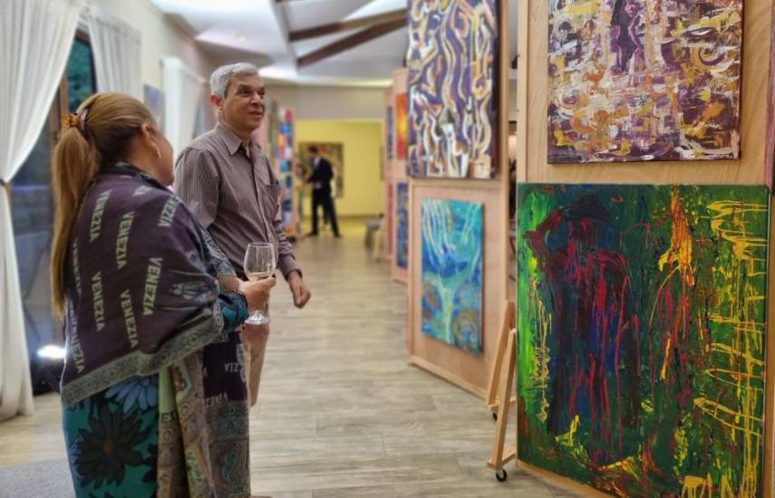 El pintor Travis Taliaferro presenta su exposición “Puente creativo, más allá de lo tangible”