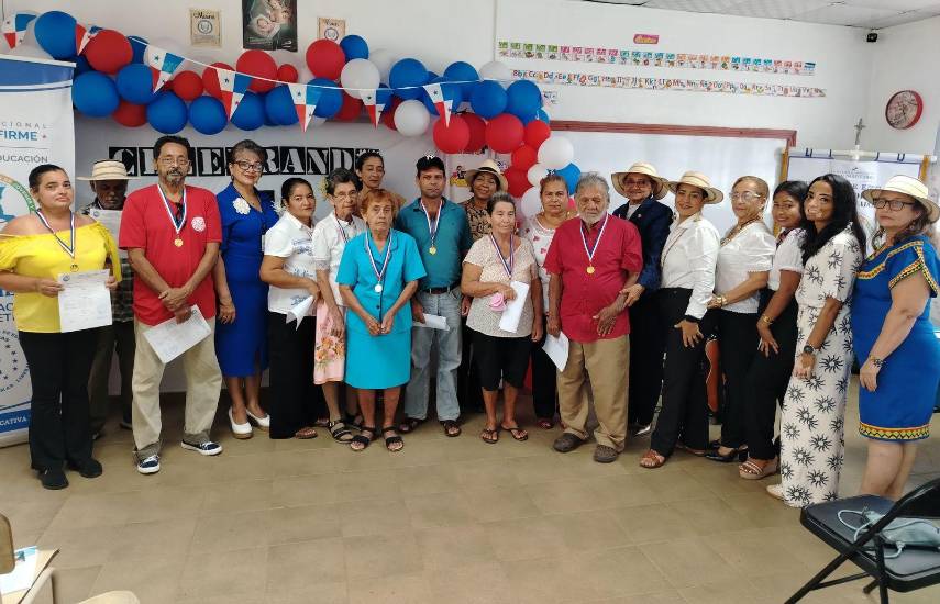 Un grupo de adultos mayores aprende a leer y escribir