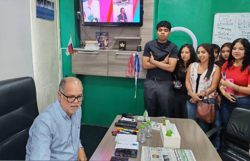 Ml | El director de Metro Libre enseña el programa de edición.