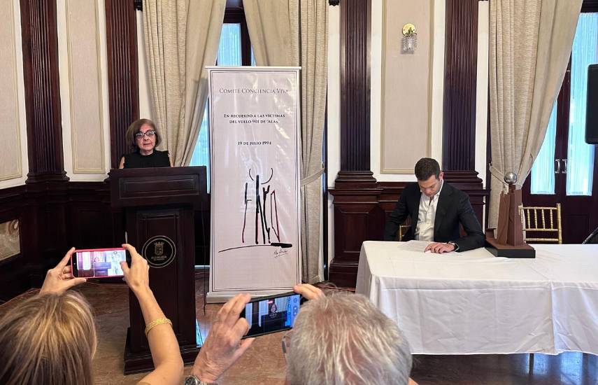 Presentan maqueta de monumento en memoria de las víctimas del vuelo 901 de Alas Chiricanas