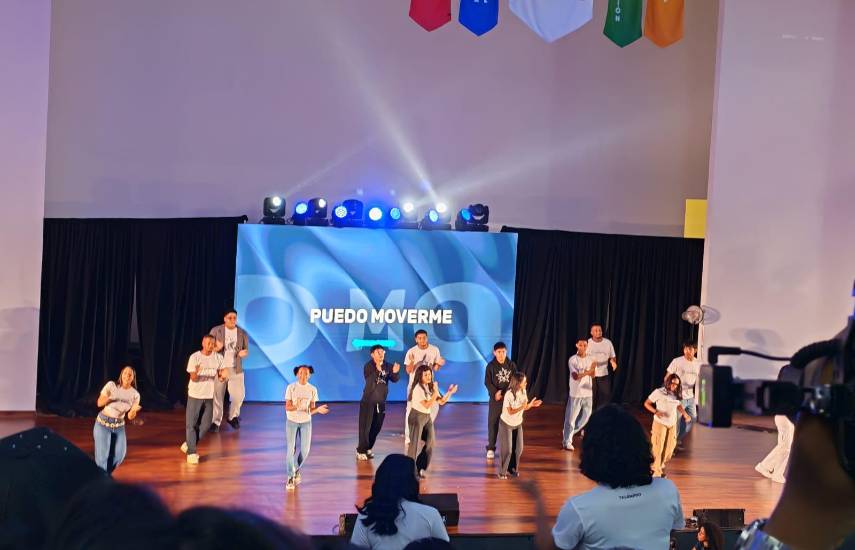 Jóvenes de la Zona Este brillan en los 10 años de TalenPro