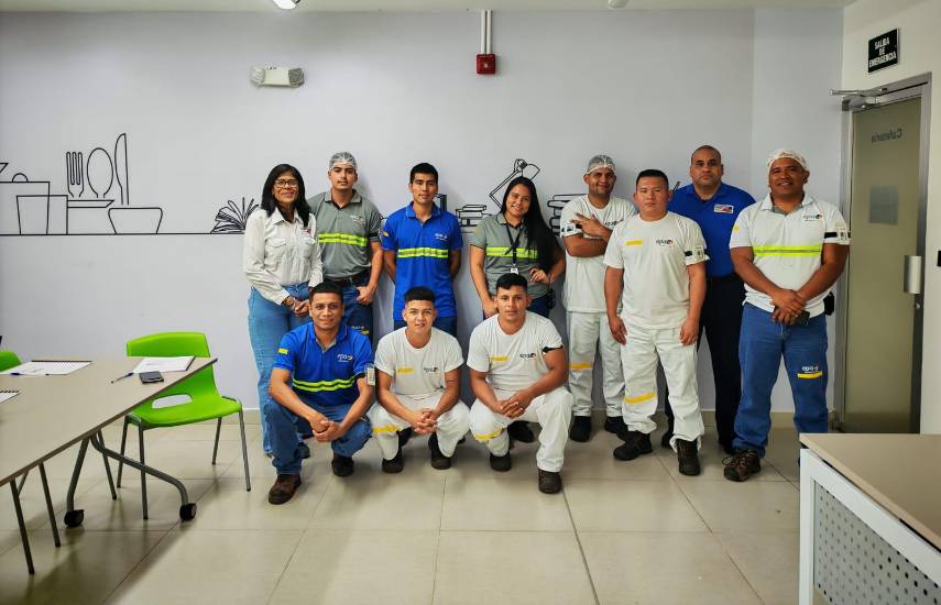 ML | Ángela Buendía (izq.) junto a trabajadores.