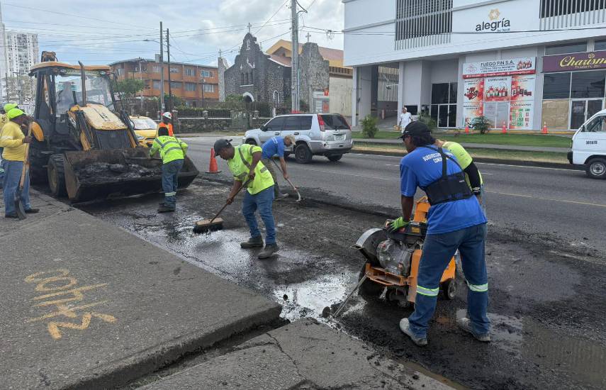 Reparan vía principal en Río Abajo