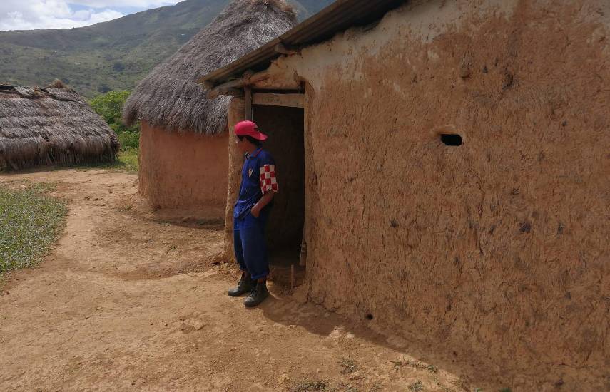 Cortesía | Una persona en una casa de quincha (barro).
