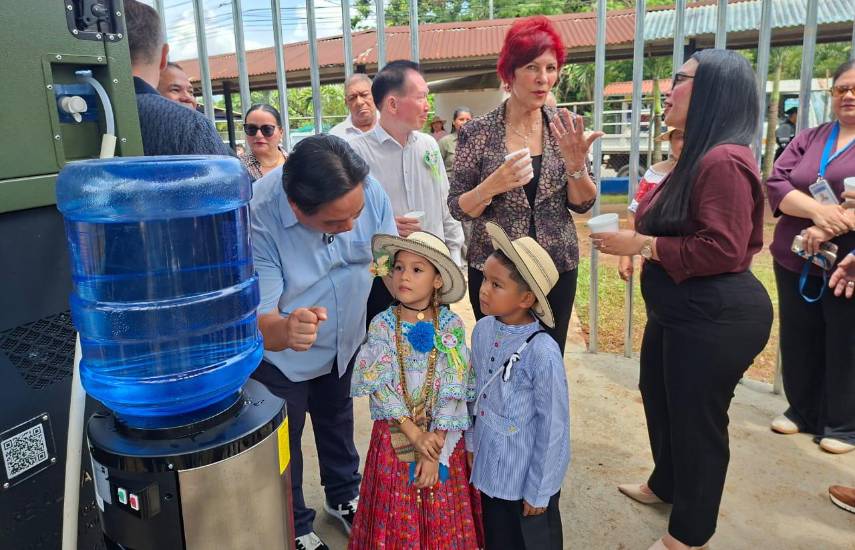 Escuela de La Chorrera se beneficia con sistema solar que transforma humedad del aire en agua potable