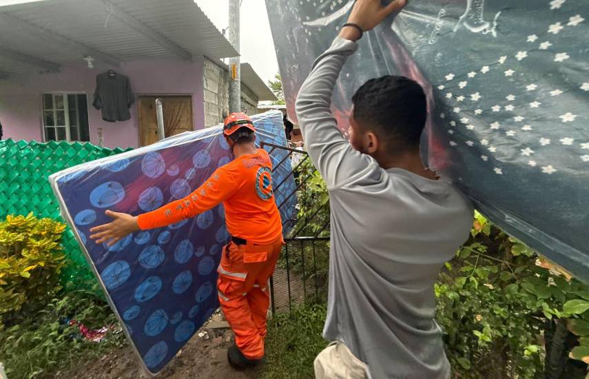 Colchones, alimento, carreteras: la ayuda estatal llega tras sismo