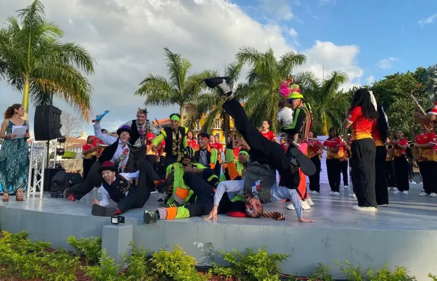 @faepanama | Parte de los artistas que participaron en el cierre del Festival de Artes Escénicas.