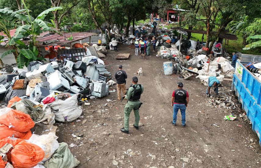MiAmbiente aprehende a cinco personas y retienen dos camiones por quema ilegal de basura en Cerro Patacón