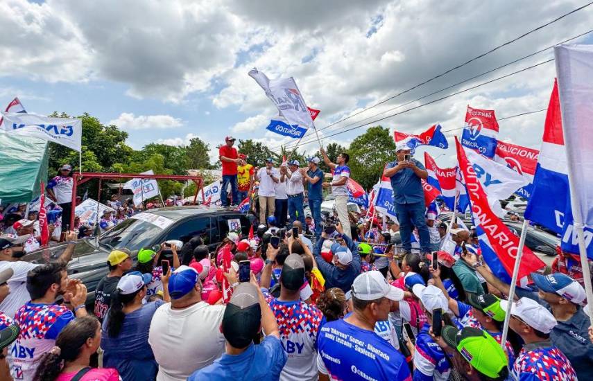 Carrizo recorre comunidades del distrito de David
