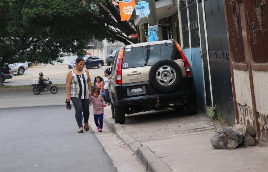 ATTT aclara que la Alcaldía de Panamá tiene competencia para sancionar vehículos que obstruyan la servidumbre pública