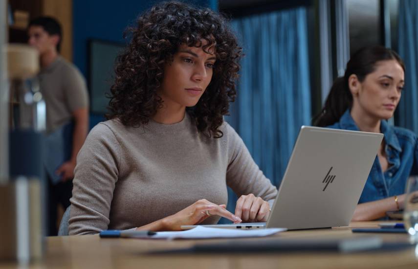 Las novedades de HP para el entorno laboral con IA incluyen dispositivos y soluciones de seguridad y de flujo de trabajo
