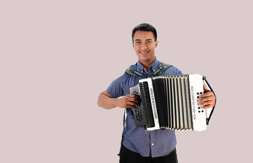 Hidadi Saavedra conquista con el típico romántico