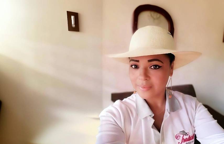 Nayla Gutiérrez pone voz a las cantaderas y bailes típicos