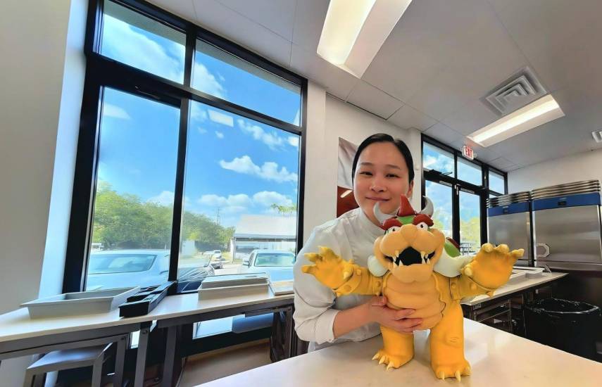 Cortesía | La chef conocida como Eli Wong mostrando su trabajo realizado tras culminar con éxito una capacitación especializada en alta pastelería en Pastry Academy.