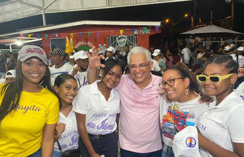 ML | El precandidato José Blandón junto a simpatizantes en Colón.
