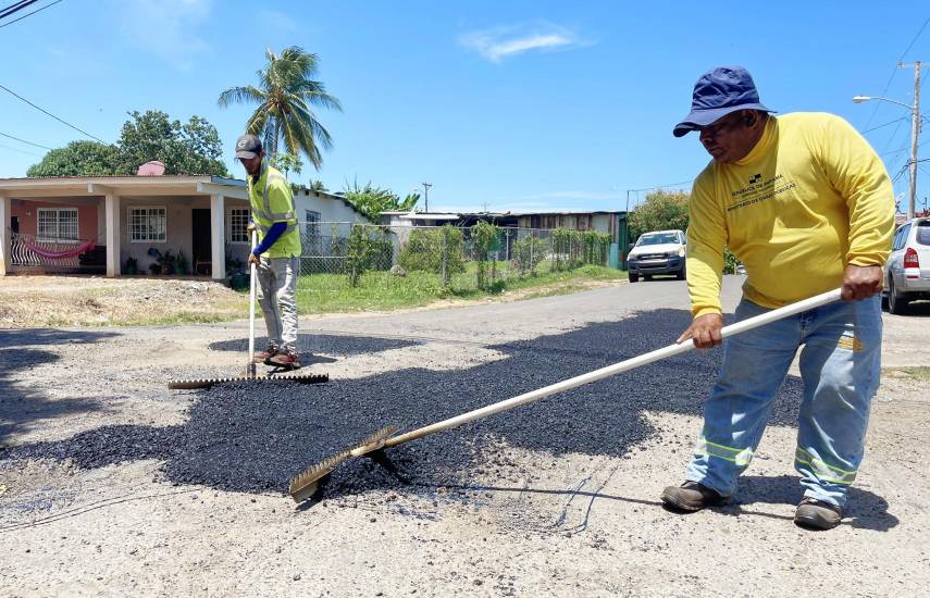 Cuestionan ley que indemniza por daños al caer en huecos