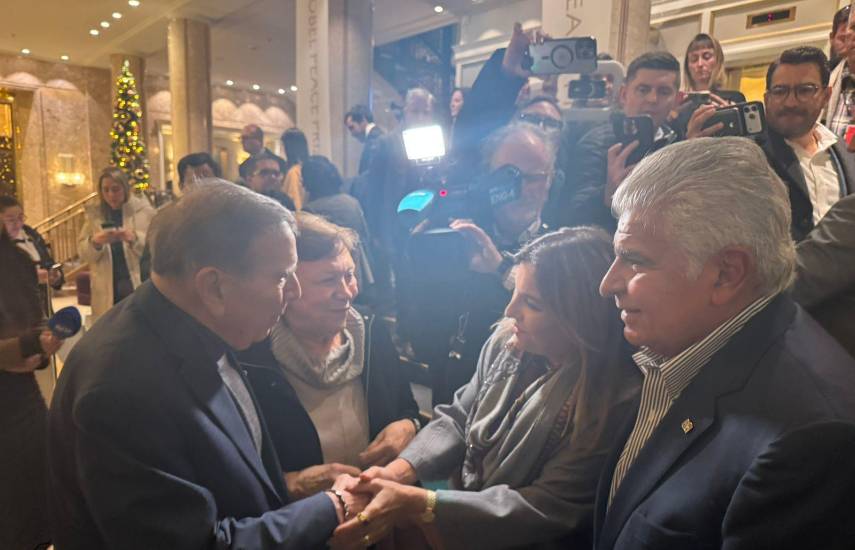 ML | En medio del encuentro con líderes políticos.