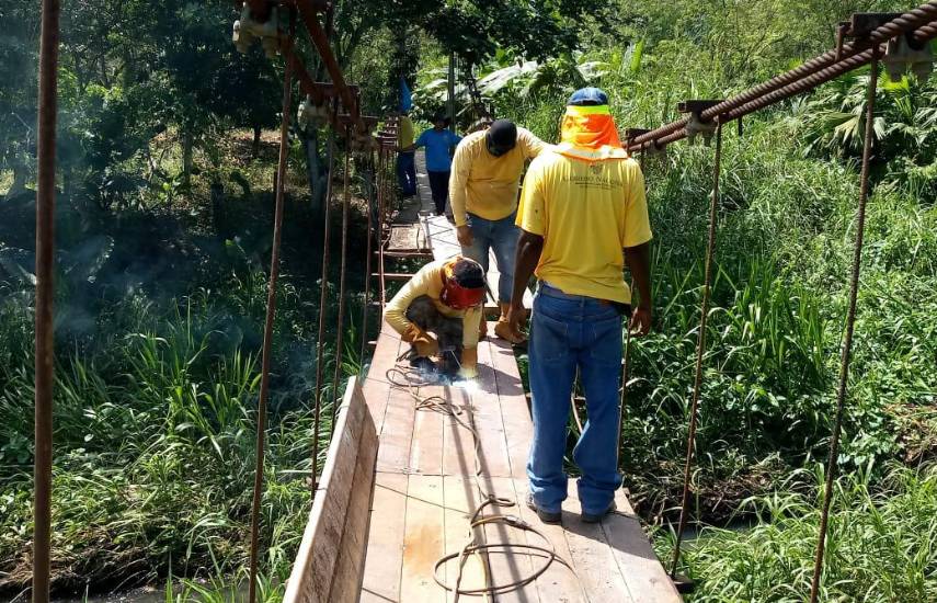 Se iniciará la construcción de 100 puentes zarzos en la comarca con fondos de la mina, anunció Mulino