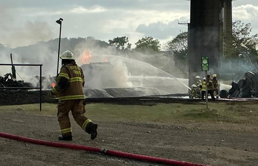 Autoridades investigan las causas del incendio en los predios del Puente de las Américas