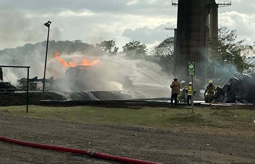 Cortesía | Los bomberos durante el incendio.