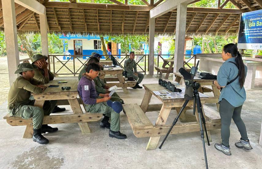 Capacitan guardaparques en el uso de herramientas para el monitoreo de aves