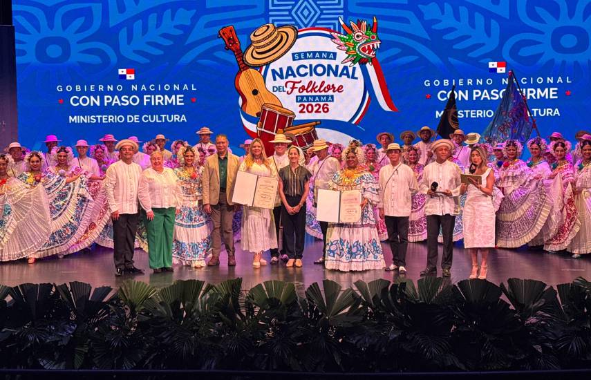Gala de Antaño exalta a dos grandes del folklore panameño