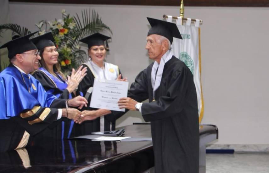 Hombre de 83 años se gradúa de la Licenciatura en Periodismo en la Universidad de Panamá, ¡y con honores!